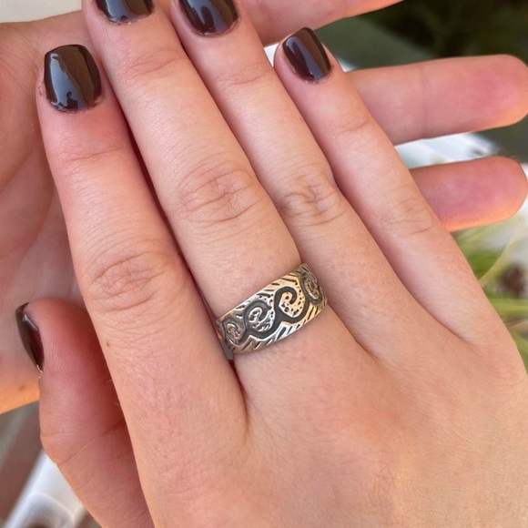 Free People Jewelry - Sterling silver waves swirl ring / in great condition / size 5